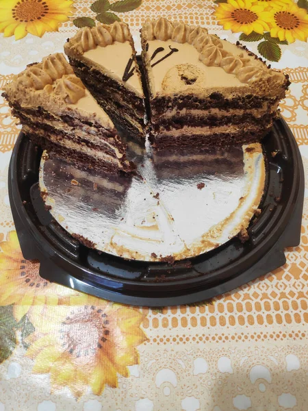 Yoğunlaştırılmış sütle çikolatalı kek. Parlak kartonda.