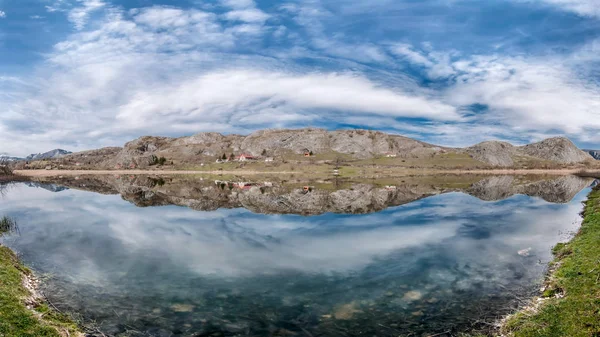 反対側の海岸 空と雲の反射と湖のパノラマビュー モンテネグロ — ストック写真