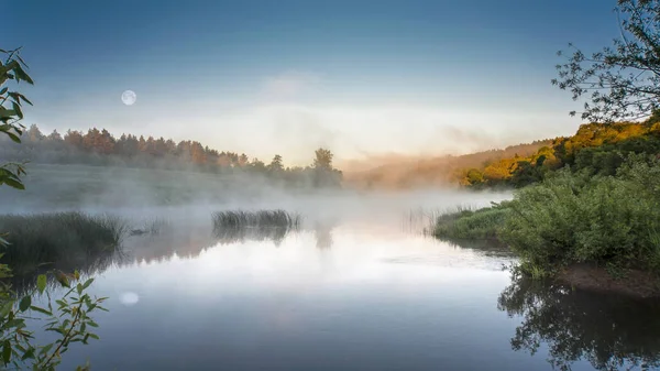 Sabahın erken saatlerinde Ugra nehrinde. Su aynasındaki yansıma. Sis nehir boyunca süzülüyor.