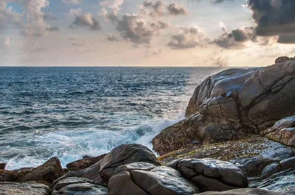 Las Olas Rompen Las Rocas Atardecer Sol Todavía Brilla Sobre — Foto de Stock