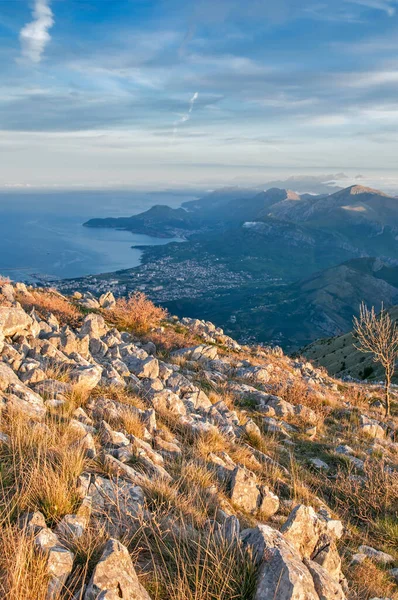 Vista Del Mar Mediterráneo Desde Ladera Montaña Amanecer Los Rayos —  Fotos de Stock
