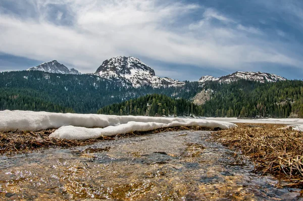 Balkan dağlarında ilkbahar akıntısı. Nehirler akıyor, ama hala çok kar var, özellikle de zirvelerde. Karadağ