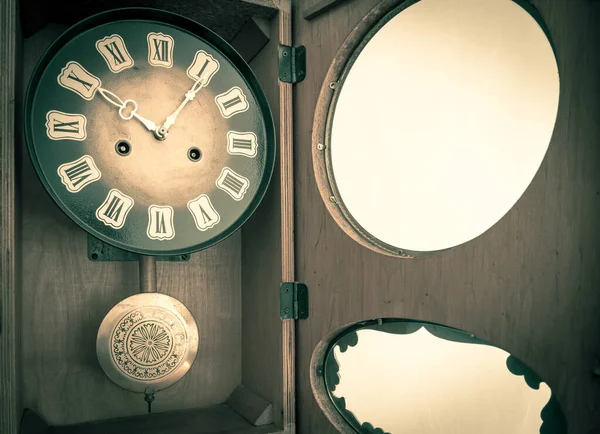 振り子付きの古いヴィンテージの壁の時計 旧ソ連製のヴィンテージウォールクロック 旧時計時刻 — ストック写真
