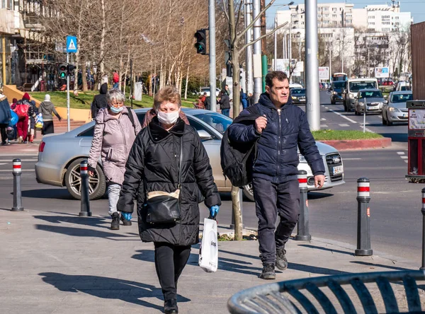 Bükreş / Romanya - 03.17.2020: Coronavirus 'tan korunmak için yüz maskesi takan kadın.