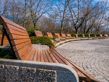 Parktaki banklar yarım daire şeklinde yerleştirilmiş..