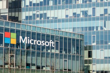 Bükreş / Romanya - 03.19.2020: Romanya 'nın Bükreş kentindeki Microsoft ofisleri. Microsoft logosu olan ofis binası.
