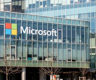 Bükreş / Romanya - 03.19.2020: Romanya 'nın Bükreş kentindeki Microsoft ofisleri. Microsoft logosu olan ofis binası.