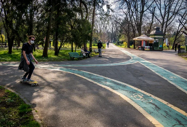 Bukurešť Rumunsko 2020 Mladý Muž Skateboardu Parku Obličejovou Maskou Ochranu — Stock fotografie