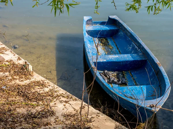 Velho Barco Pesca Azul Desgastado Barco Madeira Lago — Fotografia de Stock