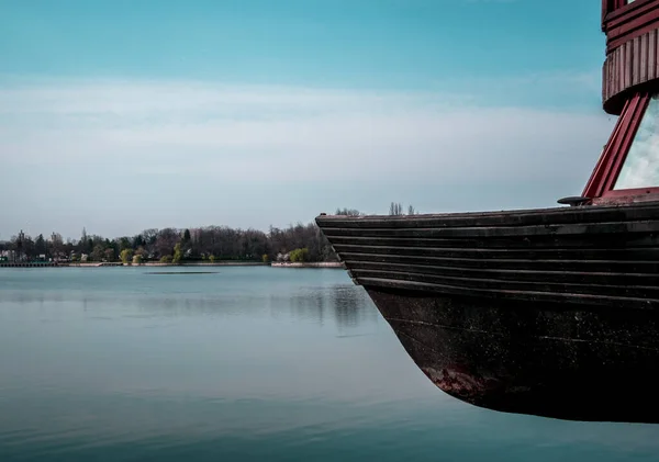 船在水面上的船头 布加勒斯特一个公园里的蓝天 一个湖泊和一艘船 — 图库照片