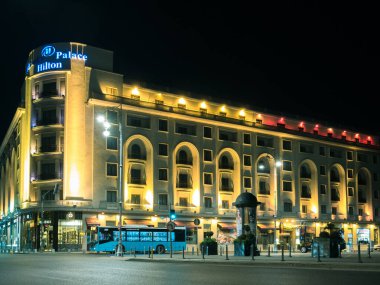  Carol I Üniversitesi Vakfı ve Bükreş Merkez Üniversitesi Kütüphanesi. Geceleri Bükreş 'te sembolik bir kabarıklık..