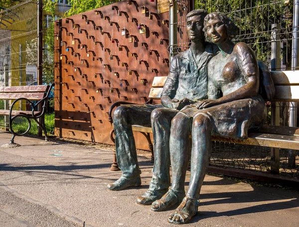 Bucharest Romania 2020 Bronze Statue Couple Bench Lovers Sitting Bench — Stock Photo, Image