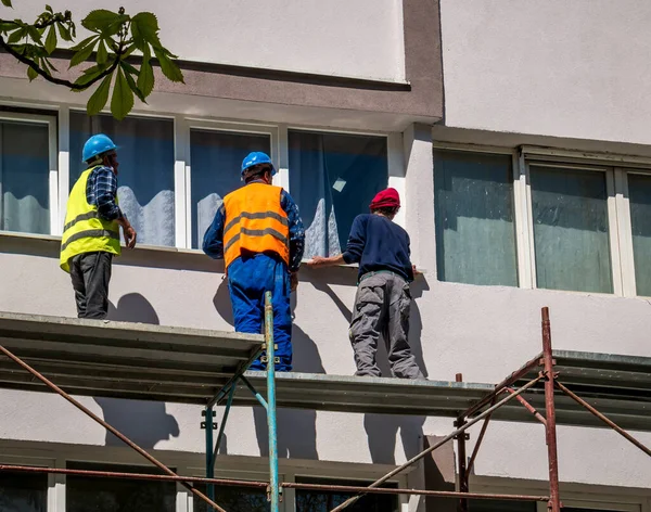 Bucarest Rumania 2020 Trabajadores Construcción Andamio Renovando Edificio Apartamentos — Foto de Stock