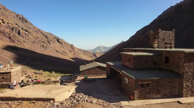 Imlil / Fas - 09.30.2019: Refuge Toubkal Les Mouflons Atlas dağları ve Kuzey Afrika 'nın en yüksek zirvesinin başlangıç noktası, Toubkal zirvesi.