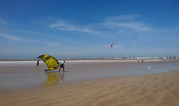 Essaouira Marokko 2019 Mann Trägt Kitesurf Ausrüstung Auf Dem Plage — Stockfoto