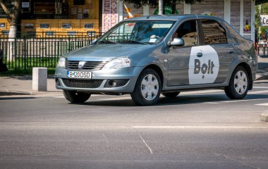 Bükreş / Romanya 04.27.2020: Bir Dacia Logan otomobilinde basılan Estonya ulaşım platformunun logosu.