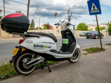 Bükreş / Romanya - 05.01.2020: Bükreş 'te kiralık elektrik scooter' ı sokak levhasının önünde park halinde duruyor. Blink. Şehir kiralık scooter 'ı Bükreş' te elektrik dolu..