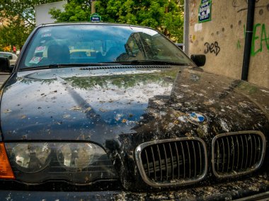 Bükreş / Romanya - 05.01.2020: Yasadışı park edilmiş bir BMW arabası kaldırıma kuş pisliğiyle kaplı