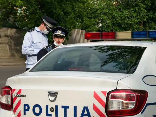 Bucarest Rumania 2020 Oficial Policía Junto Coche Policía Con Una —  Fotos de Stock