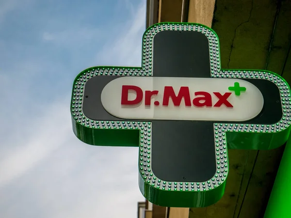 Bükreş / Romanya - 05.01.2020: Penta yatırım grubu üyesi Dr. Max eczane. Bükreş 'te yeşil bir haç üzerinde Dr Max logosu.