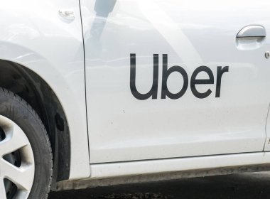 Bükreş / Romanya - 05.05.2020: Beyaz boyalı bir arabada Uber logosu yazılı.