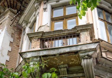 Bir balkonun mimari ayrıntıları. Bükreş 'in eski kasabasında yıpranmış bir balkon.