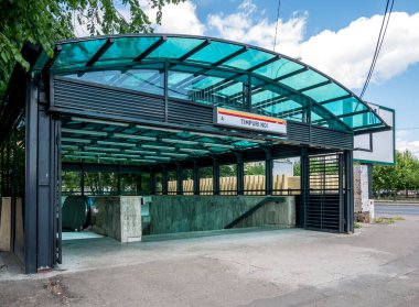 Romanya 'nın Bükreş kentindeki Timpuri Noi metro istasyonuna giriş