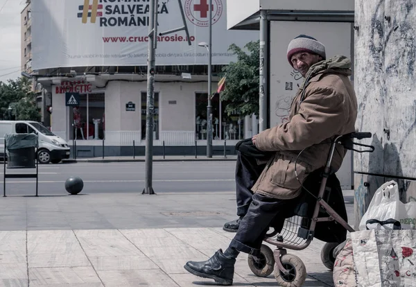 Bucarest Rumania 2020 Hombre Sin Hogar Mirando Cámara Mendigo Centro — Foto de Stock