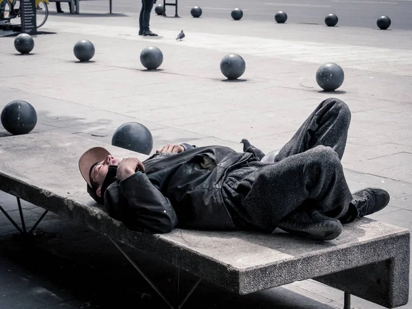 Bucarest Rumania 2020 Homeless Man Sleeping Bench Middle Day Bucarest — Foto de Stock