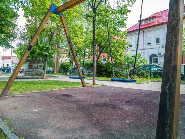 Een Speeltuin Boekarest Roemenië Kinderen Schommelen Een Park Met Bomen — Stockfoto