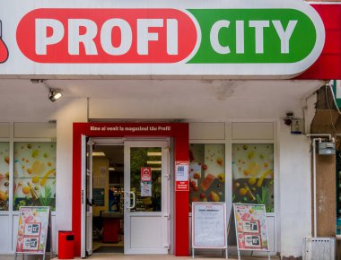 Bükreş / Romanya - 05.07.2020: Romanya 'nın önemli bir perakendecisi olan Profi City süpermarketinin girişinde logo