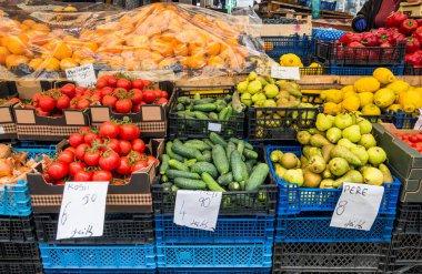 Romanya 'nın Bükreş kentindeki bir pazarda taze meyve ve sebzeler sergileniyor
