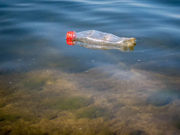 Una Botella Plástico Pet Flotando Agua Lago Bucarest Rumania Concepto — Foto de Stock