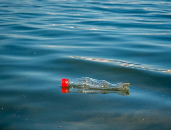 Una Botella Plástico Pet Flotando Agua Lago Bucarest Rumania Concepto — Foto de Stock