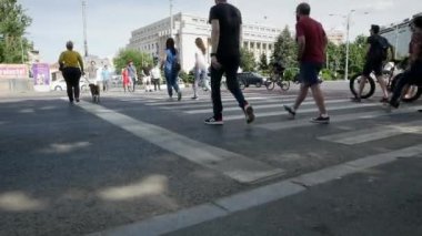 Bükreş / Romanya - 05.17.2020: Coronavirus kısıtlamasının Bükreş 'te kaldırılmasından sonraki ilk gün, tecrit sona erdi. Bisiklet süren insanlar yüz maskesi takmıyor, sosyal mesafeye saygı göstermiyor.