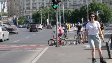 Bükreş / Romanya - 05.17.2020: Coronavirus kısıtlamasının Bükreş 'te kaldırılmasından sonraki ilk gün, tecrit sona erdi. Bisiklet süren insanlar yüz maskesi takmıyor, sosyal mesafeye saygı göstermiyor.