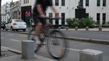 Bükreş / Romanya - 05.17.2020: Coronavirus kısıtlamasının Bükreş 'te kaldırılmasından sonraki ilk gün, tecrit sona erdi. Bisiklet süren insanlar yüz maskesi takmıyor, sosyal mesafeye saygı göstermiyor.