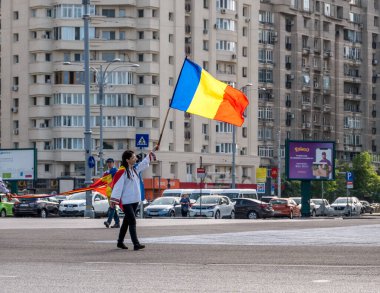 Bükreş / Romanya - 05.17.2020: Romanya hükümeti (Zafer Meydanı) önündeki insanlar, yetkililerin koronavirüs durumuyla ilgili aldığı tedbirleri protesto ediyorlar.