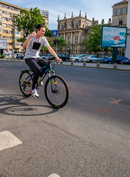 Bucarest Rumania 2020 Hombre Montando Bicicleta Centro Bucarest Personas Disfrutando —  Fotos de Stock