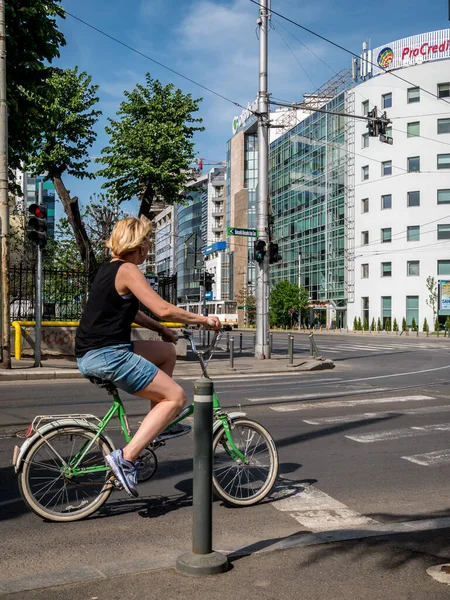 Bucarest Rumania 2020 Mujer Semáforo Montando Bicicleta Gente Disfruta Buen —  Fotos de Stock