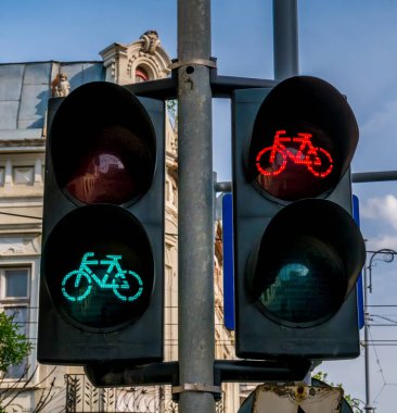 Motorlar için trafik ışıkları. Romanya 'nın Bükreş kentinde trafik lambası veya bisikletler için.
