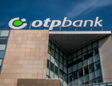 Bükreş / Romanya - 05.16.2020: Bükreş 'teki modern bir binadaki OTP banka genel merkezi ve ofisleri. Mavi gökyüzüne karşı OTP banka logosu.