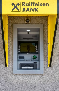 Bükreş / Romanya - 05.16.2020: Bükreş 'teki Raiffeisen bankası veya para makinesi ayrıntıları.