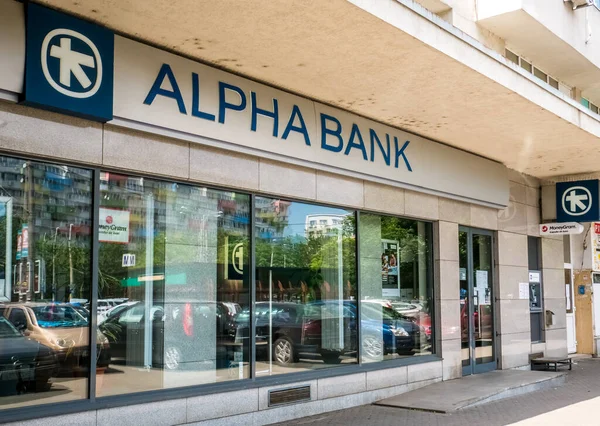 Bükreş / Romanya - 05.16.2020: Bükreş 'teki Grivitei caddesinde Alpha Bank şubesi