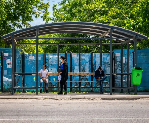 Bucarest Rumania 2020 Las Personas Que Esperan Una Parada Autobús — Foto de Stock