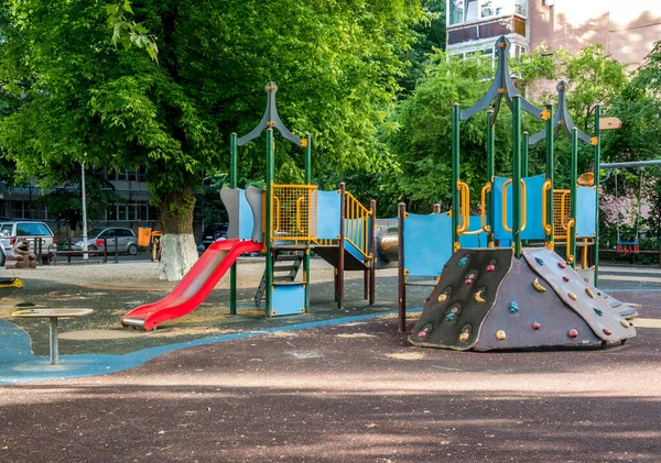 Egy Üres Játszótér Bukarestben Romániában Gyerekek Hintáznak Csúsznak Parkban Zöld — Stock Fotó