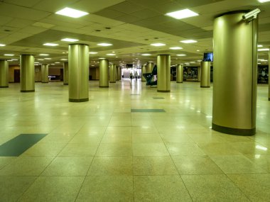 Bükreş / Romanya - 05.16.2020: Bükreş şehir merkezindeki metro ve metro istasyonu Piata Universitatii (Üniversite Meydanı).