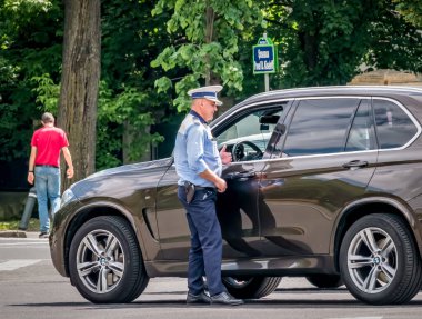 Bükreş / Romanya - 05.16.2020: Polis memuru bir BMW arabasını durdurdu. Bükreş 'te polis hız cezası kesiyor.