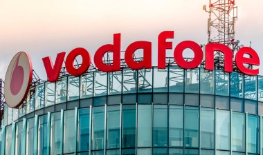Bükreş / Romanya - 05.16.2020: Vodafone ofisi Bükreş 'te bulunuyor. İngiliz çokuluslu telekomünikasyon şirketi Vodafone 'un logosu.