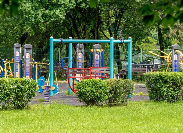 Een Lege Kinderspeelplaats Boekarest Roemenië Kinderen Schommels Glijbanen Een Park — Stockfoto
